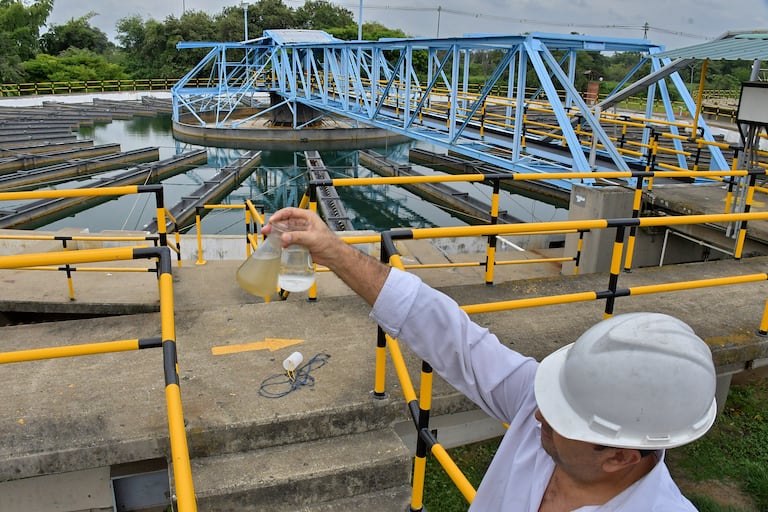 Se intensifica el tratamiento para el agua potable en la plata de puerto mallarino por aumento de su cause por las lluvias de estos días en Cali. Fotos Raúl Palacios / El País / 22 de Abril del 2023 Cali.