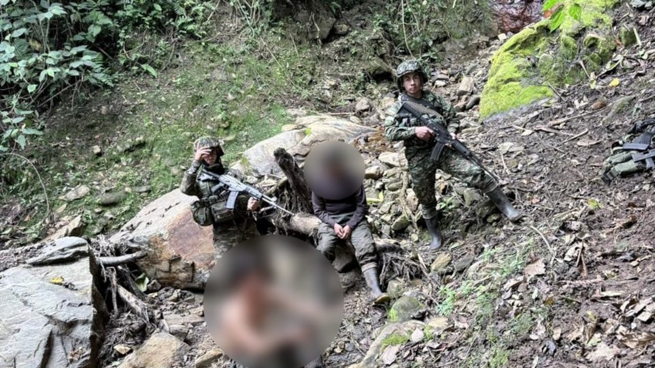 En la acción se incautaron fusiles, subfusiles Mini Uzi, material de guerra y se logró la recuperación de un menor de edad reclutado forzosamente.