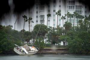 Un barco encallado por una tormenta anterior descansa en la orilla mientras el huracán Milton se acerca el 9 de octubre de 2024 en Sarasota, Florida.
