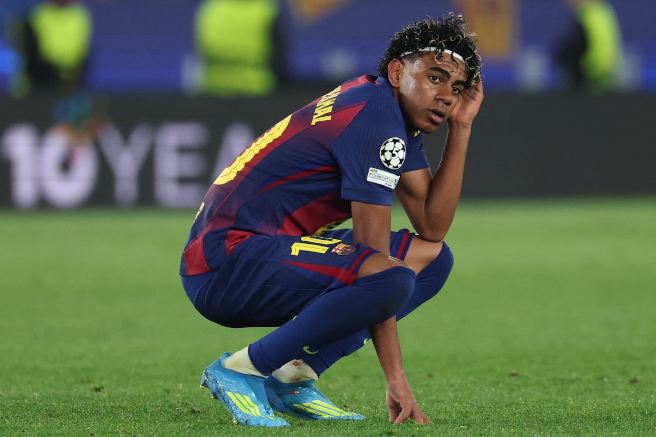 El delantero español del Barcelona, Lamine Yamal, número 10, reacciona tras el partido de ida de los cuartos de final de la Liga de Campeones de la UEFA entre el FC Barcelona y el Club Atlético de Madrid en el Camp Nou de Barcelona el 8 de abril de 2026. (Foto de Lluis GENE / AFP)