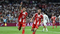 El delantero colombiano del Bayern de Múnich, Luis Díaz (número 14), celebra el primer gol con el centrocampista austriaco del Bayern de Múnich, Konrad Laimer (número 27), durante el partido de ida de los cuartos de final de la Liga de Campeones de la UEFA entre el Real Madrid CF y el FC Bayern de Múnich en el estadio Santiago Bernabéu de Madrid, el 7 de abril de 2026. (Foto de Thomas COEX / AFP)