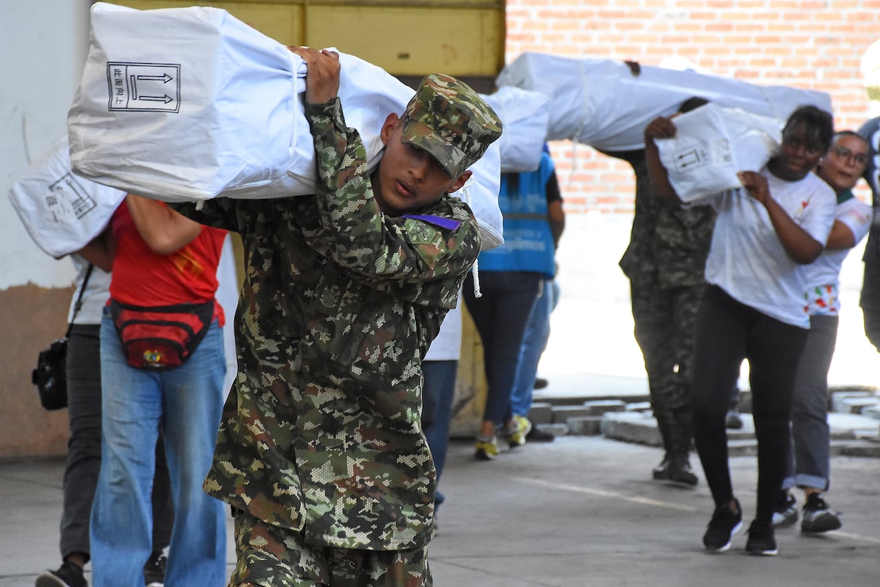 Entrega Ayudas humanitarias por parte del Embajador de China a Gobernadora del Valle.