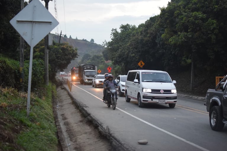 Para permitir el paso de automotores entre Cali y Popayán, las comunidades abrieron un carril de esta importante carrera que une a los departamentos de Cauca, Valle y Nariño.