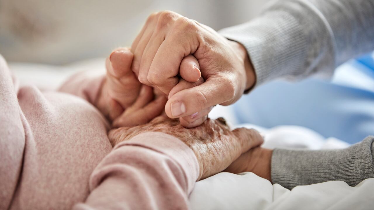 Foto de referencia sobre las manos de dos adultos mayores