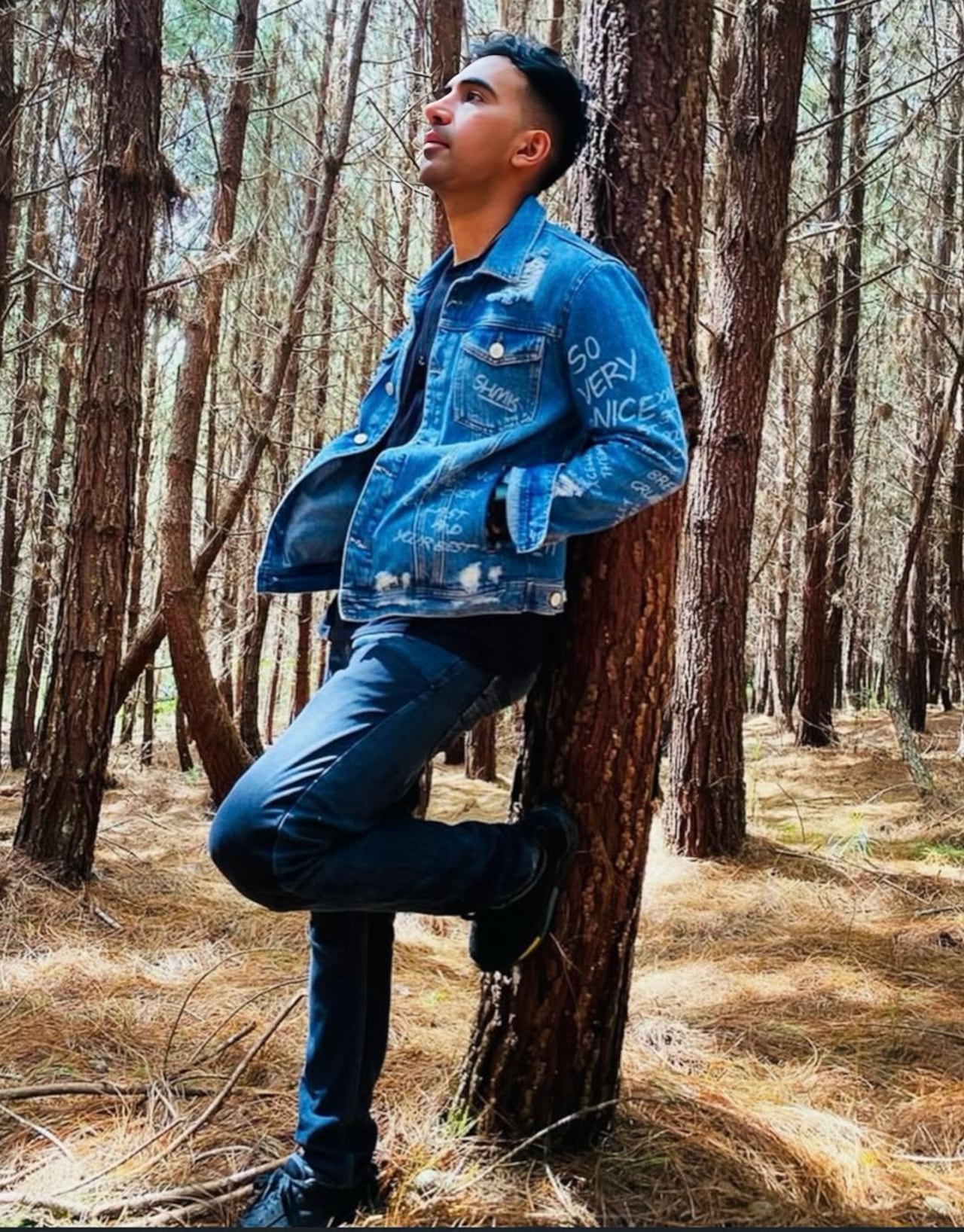 Elvis Montenegro no se rindió ante las adversidades, actúa, canta y ayuda a otros a superar obstáculos.