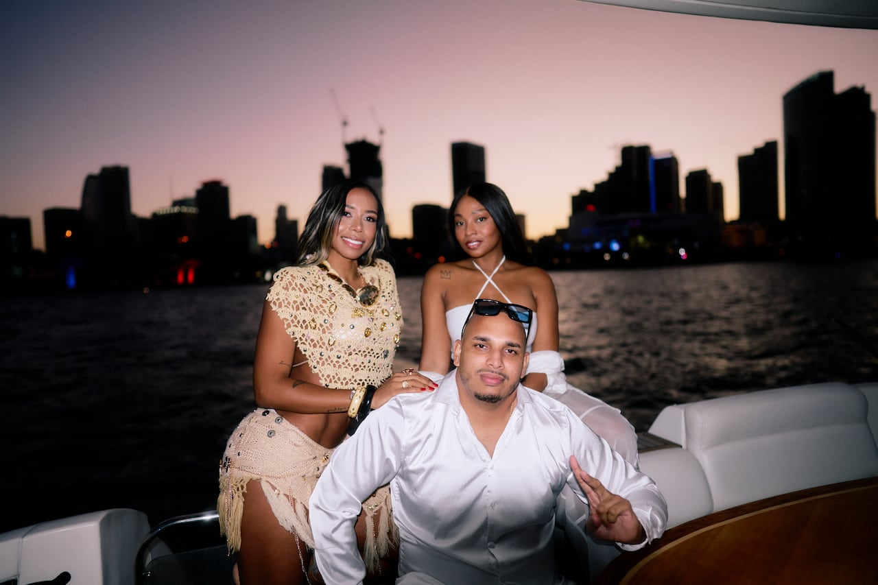 La canción fue compuesta por Willy García, referente de la salsa colombiana.