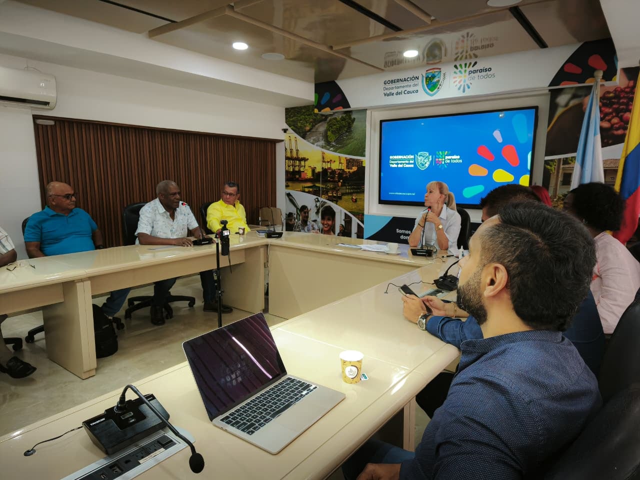 Comunidad de Buenaventura reunida con la gobernadora Dilian Francisca Toro.