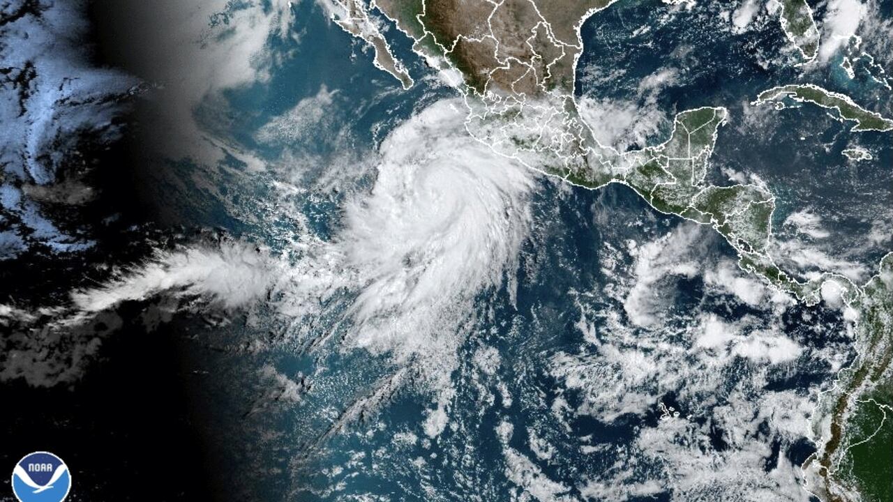 El Servicio Meteorológico Mexicano informó, por su parte, que el fenómeno climático provocará lluvias fuertes en las próximas horas en nueve estados de la costa occidental del país, además del incremento del oleaje.