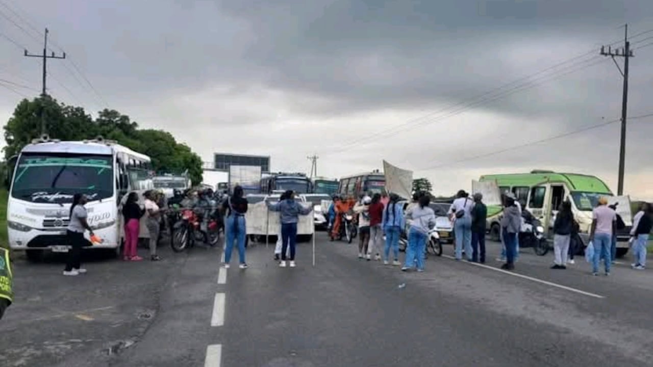 Habitantes de Guachené bloquean la vía Panamericana en el sector La Y o Peaje de Villa Rica para exigir acciones urgentes frente a la violencia.