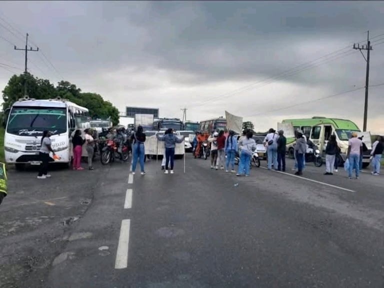 Habitantes de Guachené bloquean la vía Panamericana en el sector La Y o Peaje de Villa Rica para exigir acciones urgentes frente a la violencia.