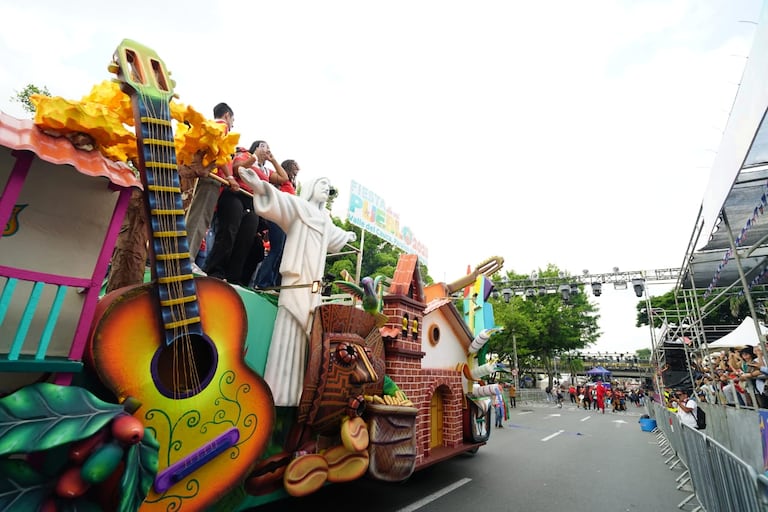 Postal del desfile de la Fiesta de Mi Pueblo de la Feria de Cali 2025, en la tarde de este viernes 26 de diciembre.