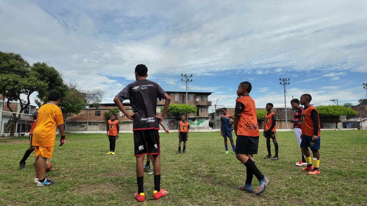 El fútbol hace parte de las estrategias implementadas por la organización para promover espacios de encuentro y aprendizaje entre niños y jóvenes.