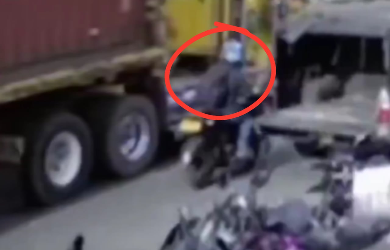 Las imágenes muestran cómo el conductor se movilizaba junto al vehículo de carga.
