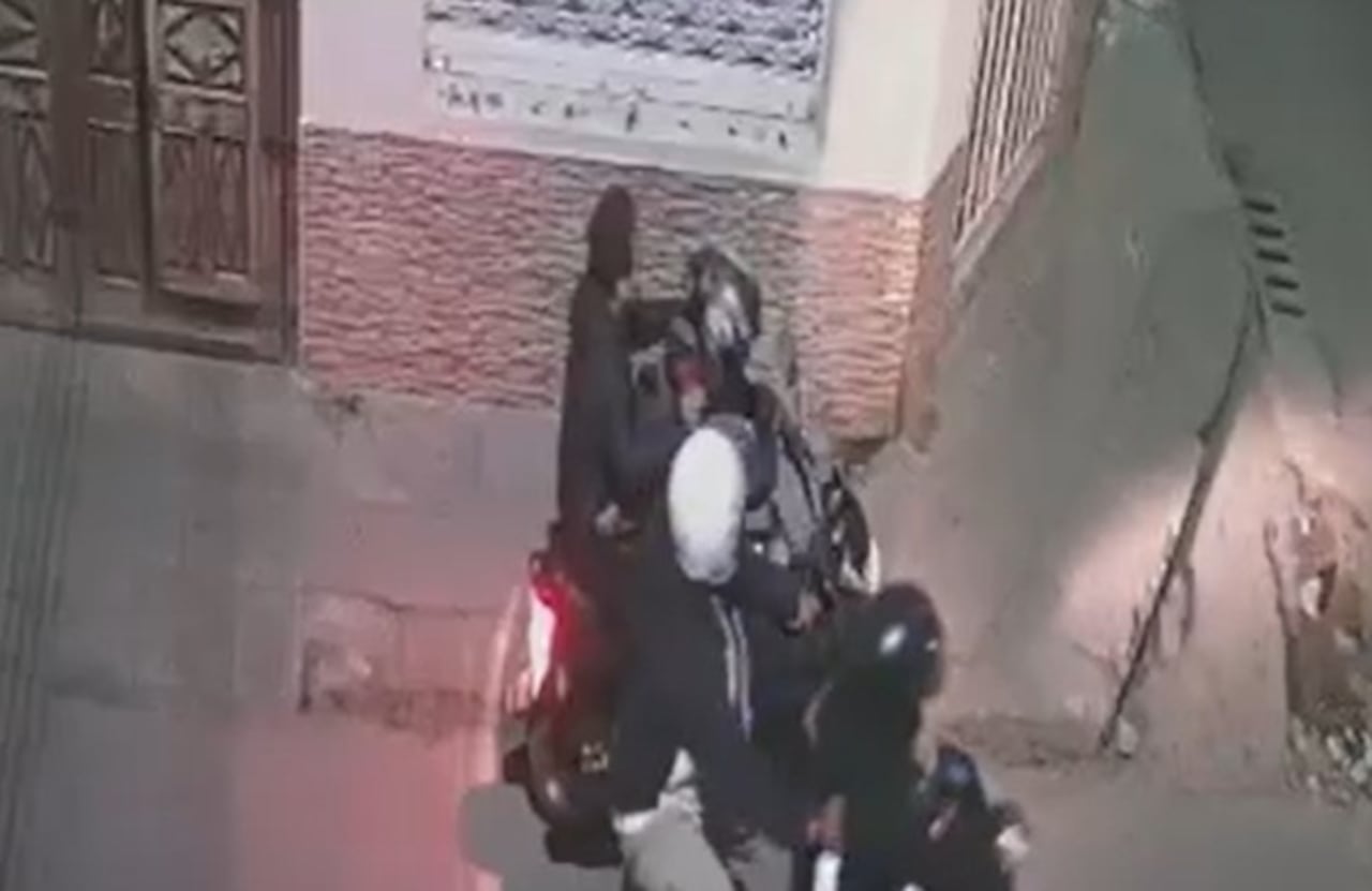 El hecho ocurrió durante la noche del pasado 29 de junio, cuando varios delincuentes interceptaron a las víctimas y, bajo amenazas con cuchillos, las obligaron a entregar la motocicleta.