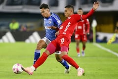 Mateo Castillo de América pelea un balón con Alex Castro de Millonarios.