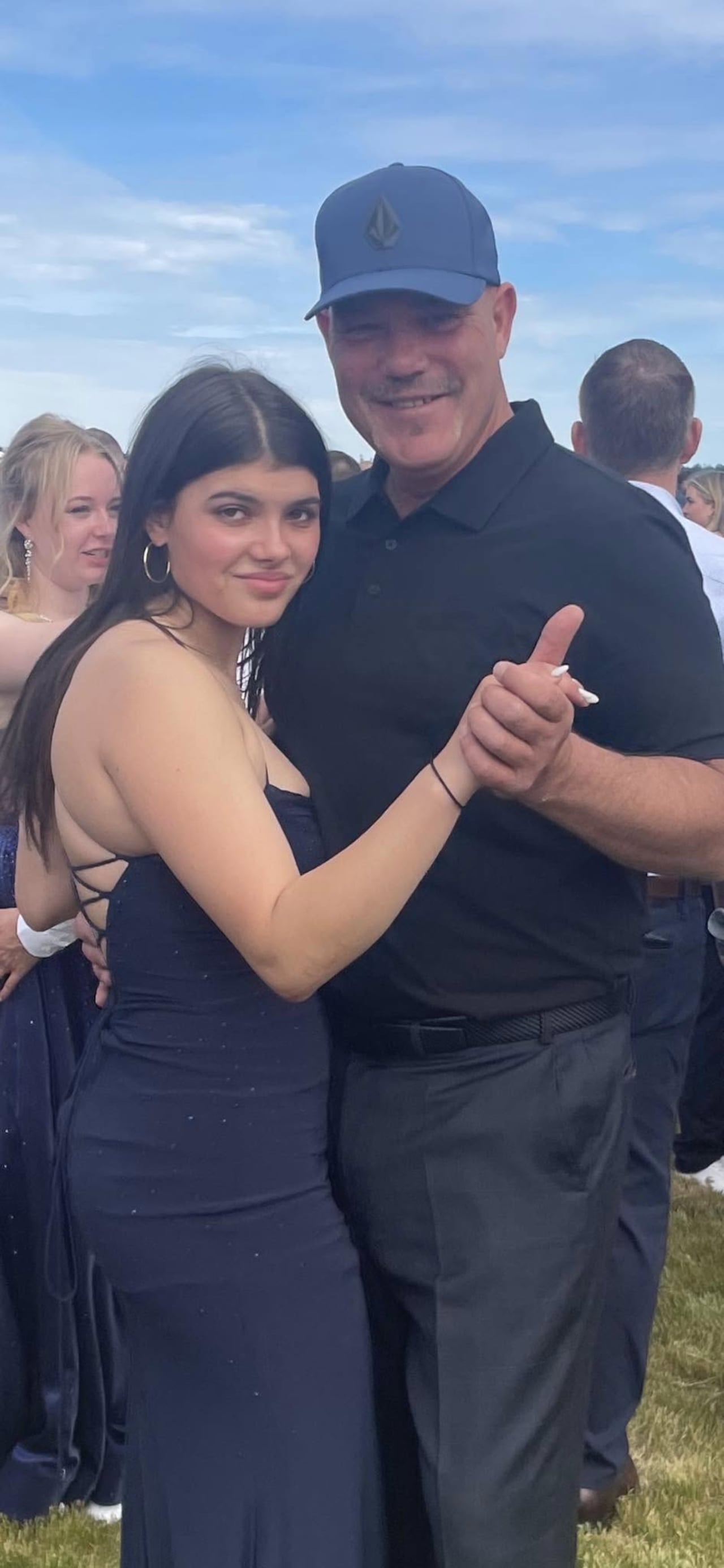 Su padre Todd James (derecha) se vio sorprendido por la posible causa del fallecimiento de su hija en Australia.