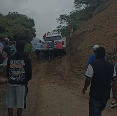 Los comuneros de la zona ayudan a empujar las camionetas para que logre pasar por este punto de la carretera.