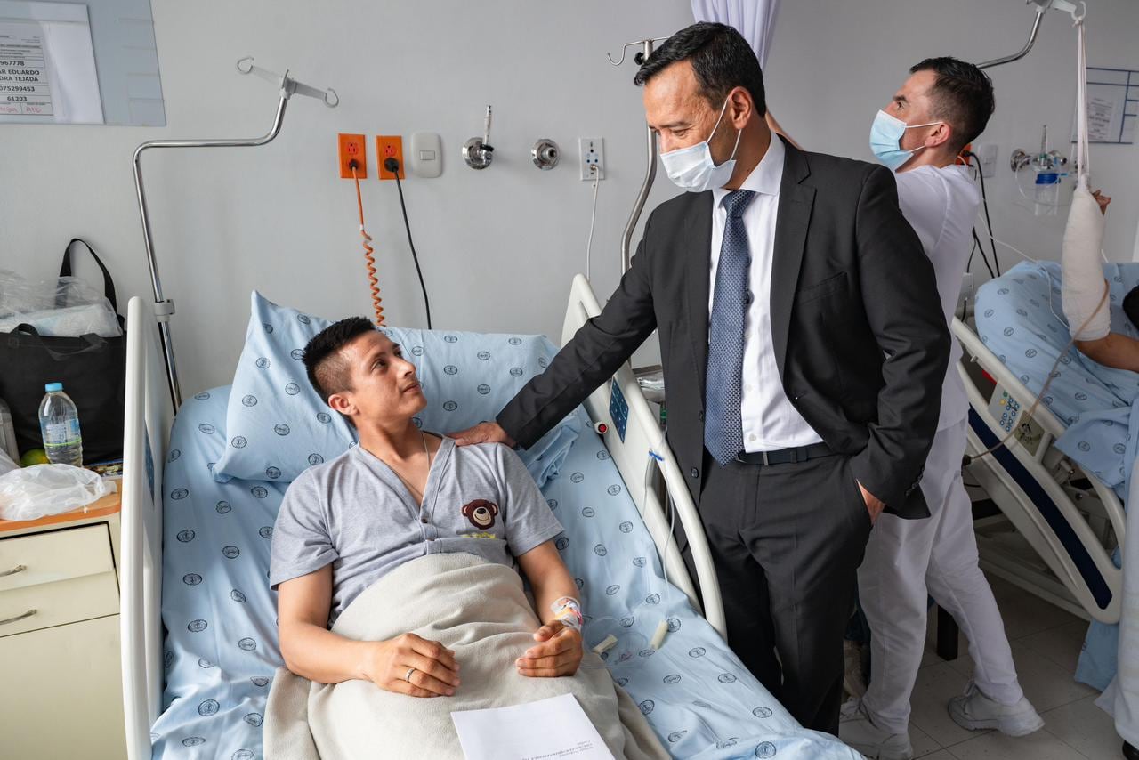 El ministro de Defensa, Pedro Sánchez, visitó a los sobrevivientes del siniestro aéreo en Putumayo.