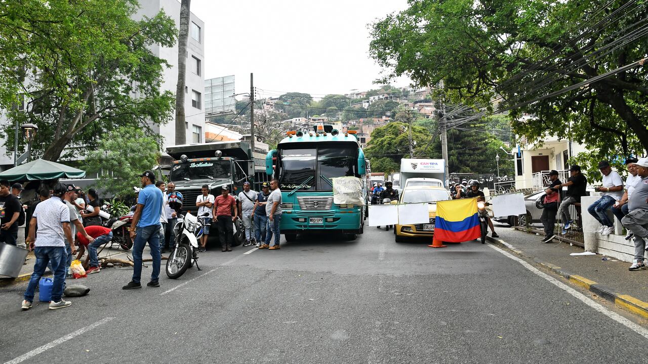 Bloqueos por paro camionero, bloqueo en la portada al mar.