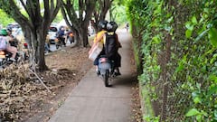 Motociclistas utilizan el andén en la Calle 44, obligando a los peatones a ceder el paso en un espacio destinado para su tránsito.