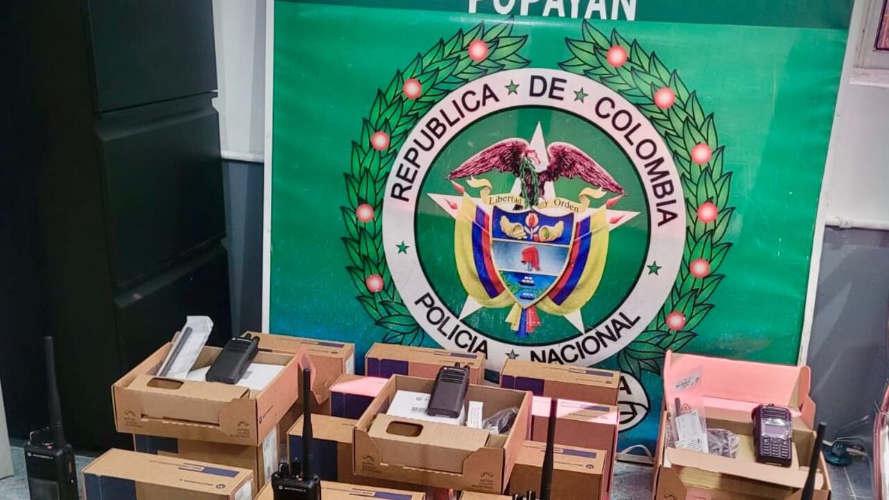 Los 25 radios de comunicación eran movilizados en la bodega de un bus de transporte intermunicipal de pasajeros que tenía como destino la ciudad de Pasto, Nariño.