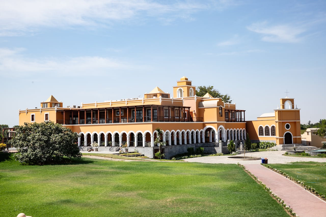 La Playa Roja en la Reserva Nacional de Paracas es una de las cinco en el mundo con este característico color.