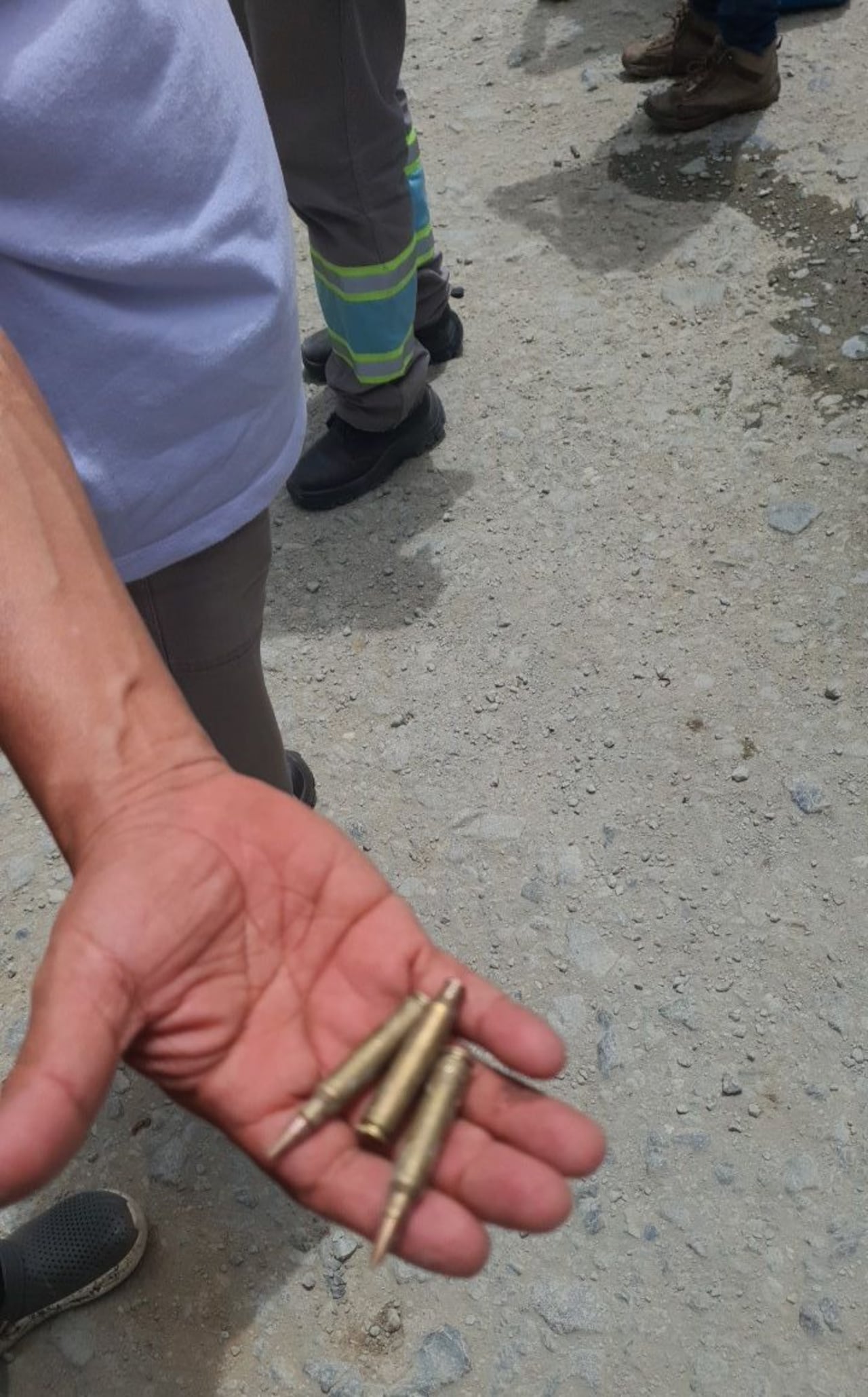 Conductores y operarios de Urbaser denunciaron que presuntos integrantes del ELN dispararon contra la caravana de compactadores cuando se dirigía al relleno sanitario Los Picachos.