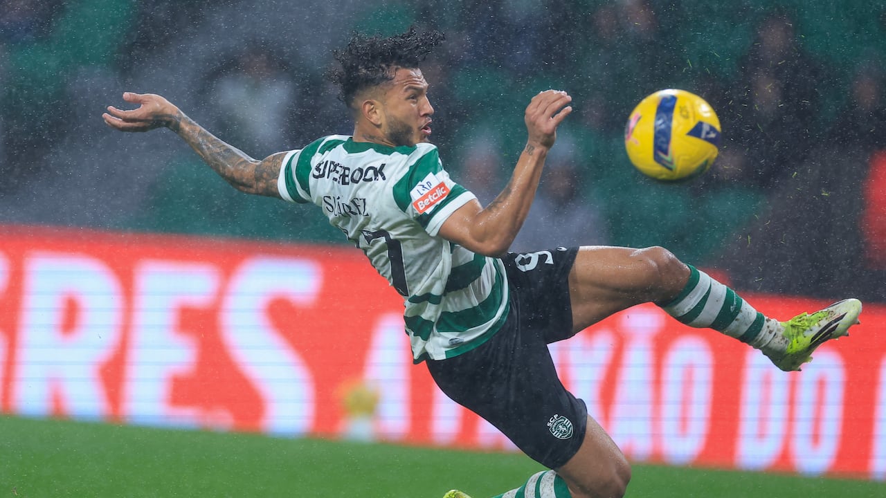 El delantero colombiano #97 del Sporting de Lisboa, Luis Suárez, anota el segundo gol de su equipo, que luego fue anulado durante el partido de fútbol de la Liga Portuguesa entre el Sporting CP y el CD Nacional da Madeira en el estadio José Alvalade de Lisboa el 1 de febrero de 2026. (Foto de PATRICIA DE MELO MOREIRA / AFP)