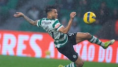 El delantero colombiano #97 del Sporting de Lisboa, Luis Suárez, anota el segundo gol de su equipo, que luego fue anulado durante el partido de fútbol de la Liga Portuguesa entre el Sporting CP y el CD Nacional da Madeira en el estadio José Alvalade de Lisboa el 1 de febrero de 2026. (Foto de PATRICIA DE MELO MOREIRA / AFP)