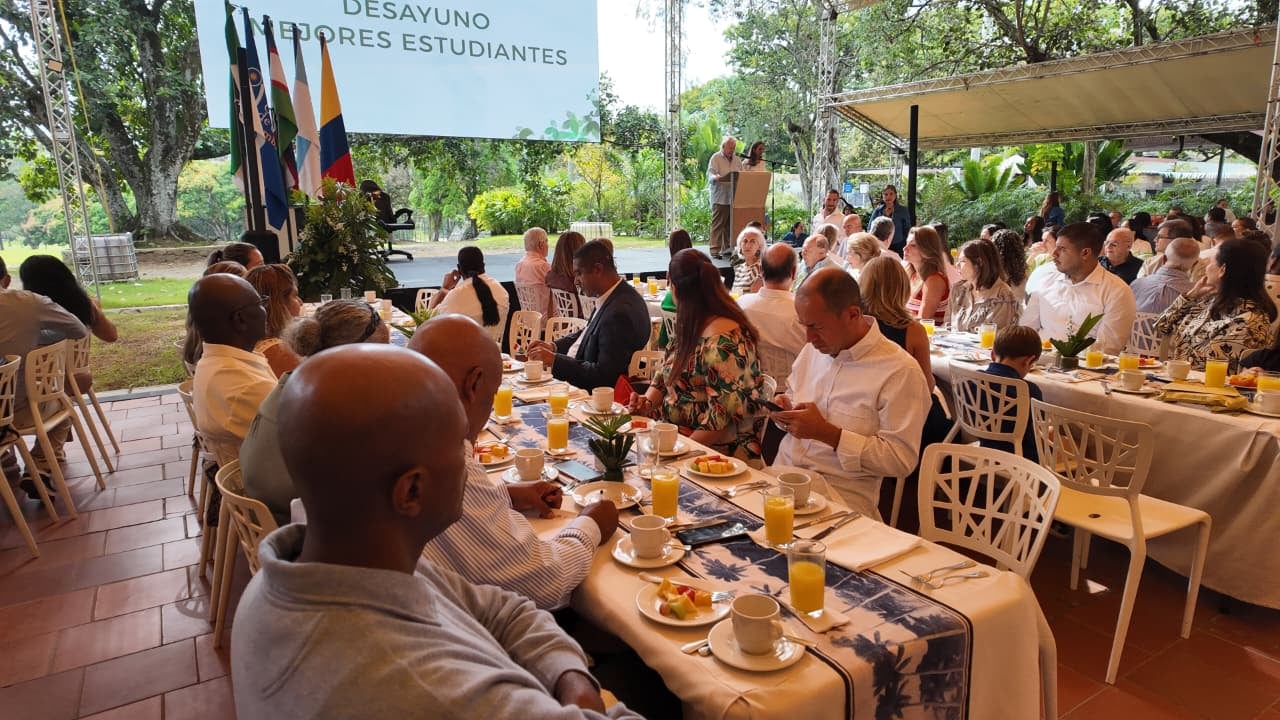Estudiantes de colegios y universidades fueron homenajeados por alcanzar promedios académicos superiores a 4.0 en el Desayuno de Mejores Estudiantes.