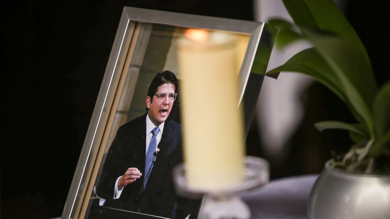 A las afueras de la Procuraduría General de la Nación se realizó un homenaje al senador Miguel Uribe Turbay, fallecido en horas de la madrugada. Durante el acto se guardó un minuto de silencio y el procurador Gregorio Elijach ofreció unas palabras de aliento a su familia.