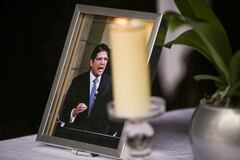 A las afueras de la Procuraduría General de la Nación se realizó un homenaje al senador Miguel Uribe Turbay, fallecido en horas de la madrugada. Durante el acto se guardó un minuto de silencio y el procurador Gregorio Elijach ofreció unas palabras de aliento a su familia.