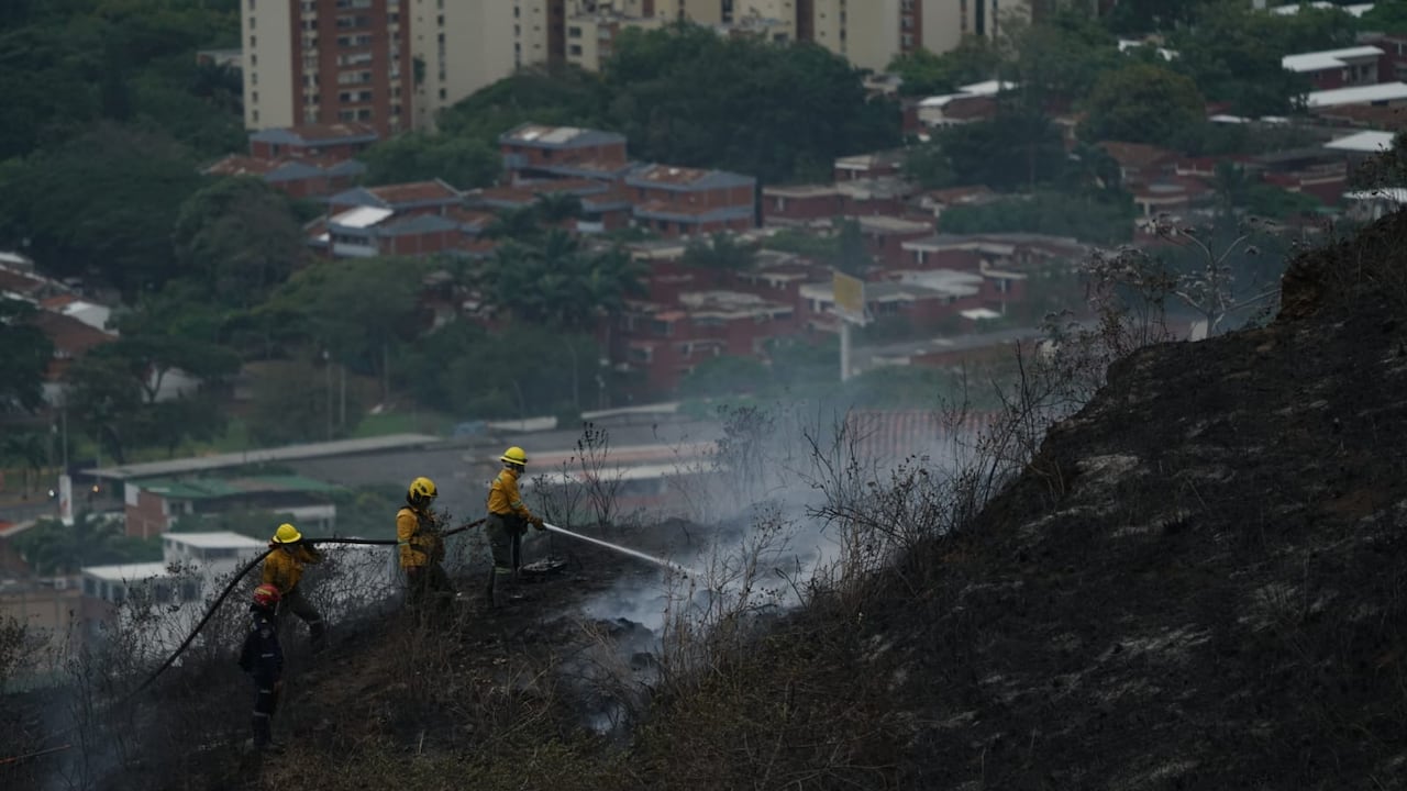 Tres incendios de vegetación fueron reportados este sábado en sectores de la zona de ladera de Cali, entre ellos Cristo Rey, Siloé-San Francisco y Polvorines.