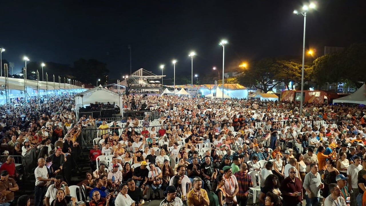 El público llenó el espacio del Encuentro de Melómanos y Coleccionistas, disfrutando de la música, el baile y la tradición salsera en la Feria de Cali.