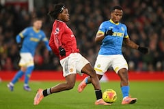 El defensa danés #13 del Manchester United, Patrick Dorgu (centro), juega el balón bajo la presión del delantero colombiano #10 del Wolverhampton Wanderers, Jhon Arias (derecha), durante el partido de la Premier League inglesa entre el Manchester United y el Wolverhampton Wanderers en Old Trafford en Manchester, noroeste de Inglaterra, el 30 de diciembre de 2025. (Foto de Oli SCARFF / AFP)
