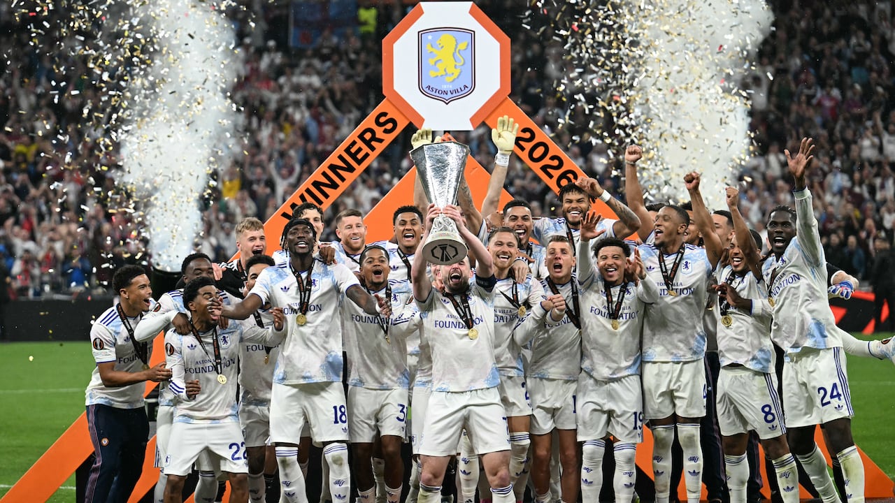 El centrocampista escocés del Aston Villa, John McGinn (número 07), y sus compañeros celebran con el trofeo tras ganar la final de la UEFA Europa League entre el SC Freiburg y el Aston Villa en el Besiktas Park de Estambul el 20 de mayo de 2026. (Foto de Ozan KOSE / AFP)