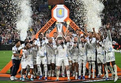 El centrocampista escocés del Aston Villa, John McGinn (número 07), y sus compañeros celebran con el trofeo tras ganar la final de la UEFA Europa League entre el SC Freiburg y el Aston Villa en el Besiktas Park de Estambul el 20 de mayo de 2026. (Foto de Ozan KOSE / AFP)