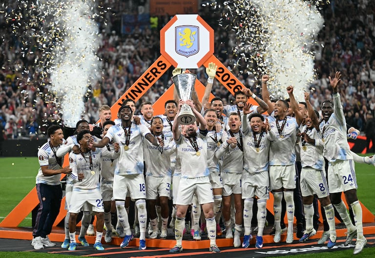 El centrocampista escocés del Aston Villa, John McGinn (número 07), y sus compañeros celebran con el trofeo tras ganar la final de la UEFA Europa League entre el SC Freiburg y el Aston Villa en el Besiktas Park de Estambul el 20 de mayo de 2026. (Foto de Ozan KOSE / AFP)