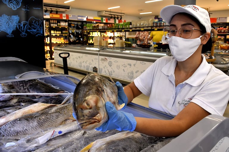 Recomendaciones a la hora de comprar comida de mar en Semana Santa
. Un experto en la materia nos cuenta cuáles son los tipos de pescados que más se venden por estos días en Cali, cómo elegirlos y de qué manera prepararlos para que queden saludables y deliciosos. Raúl Palacios / El País.