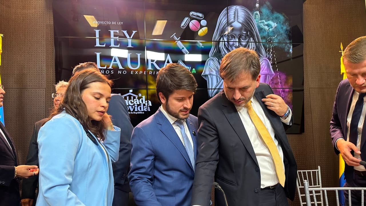 Presentan proyecto de ley Laura para prohibir el cambio de sexo y género en menores.