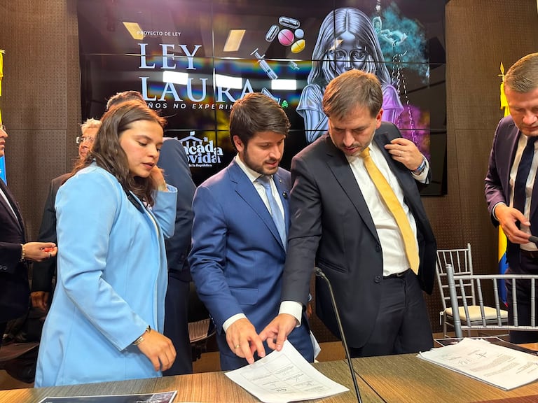 Presentan proyecto de ley Laura para prohibir el cambio de sexo y género en menores.