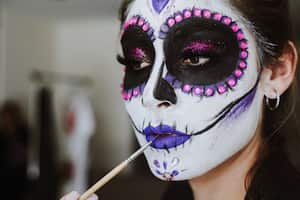 El maquillaje de catrina tiene algunos elementos esenciales como los ornamentos alrededor de los ojos.