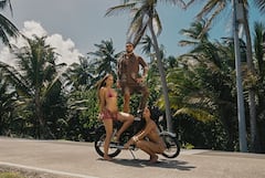 Ryan Castro no es ajeno al mundo de la moda. Su primera incursión fue con el lanzamiento de su línea de ropa Ghetto Med. Este 2026 incursiona con una nueva colaboracion con Agua Bendita y su colección Awaa.