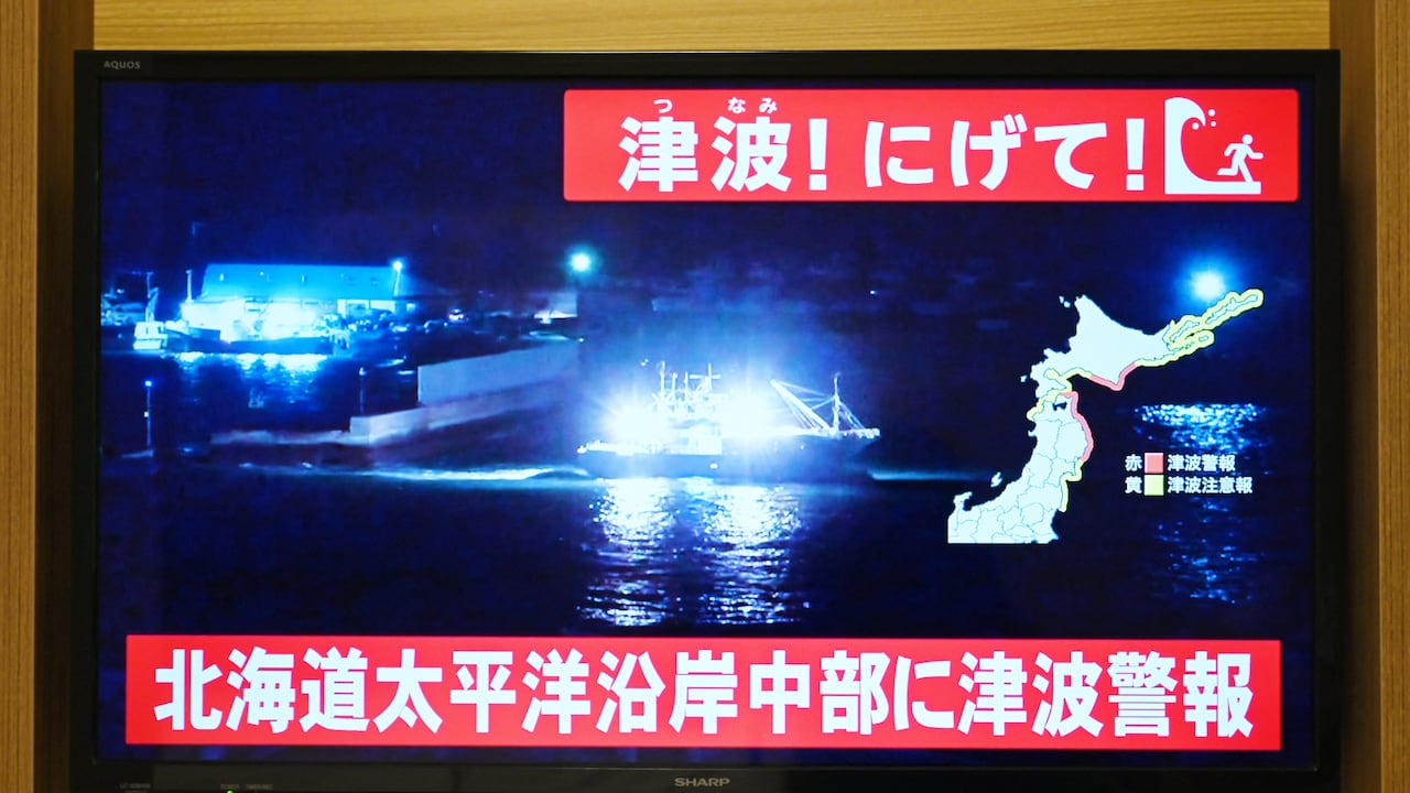 Una lectura de aviso "¡Tsunami!
Japón registró un tsunami de 40 centímetros (16 pulgadas) después de un terremoto de magnitud 7,6 el 8 de diciembre.