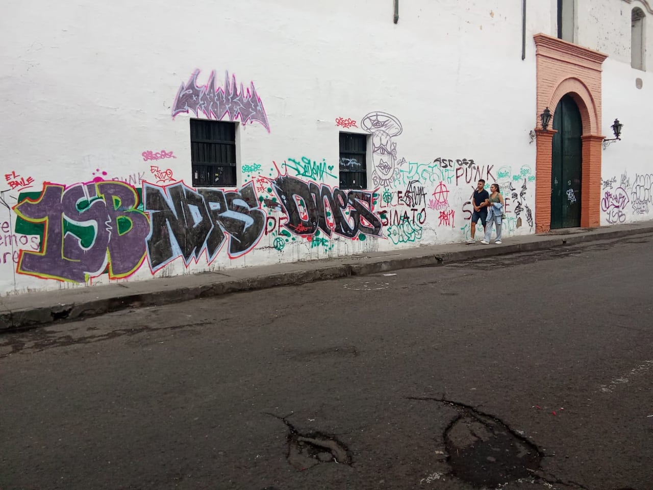 Los comerciantes y transeúntes del centro histórico rechazan esta clase de actos vandálicos al consideran que desdibujan por completo la presentación de una ciudad turística como Popayán.