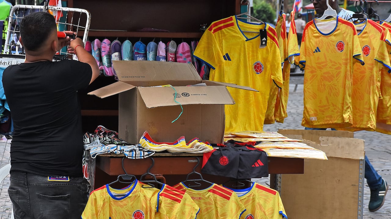 Se activan las ventas informales por fiebre mundialista.