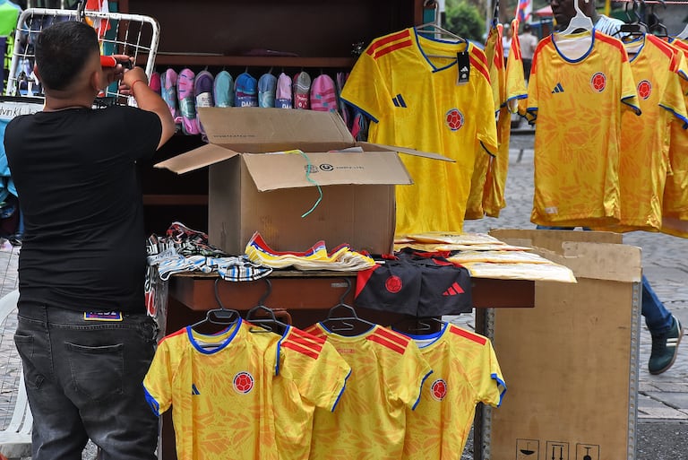 Se activan las ventas informales por fiebre mundialista.