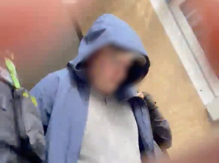 Grant Gail, es estadounidense y estaba en pleno proceso para adoptar a los tres niños con los que se hallaba.