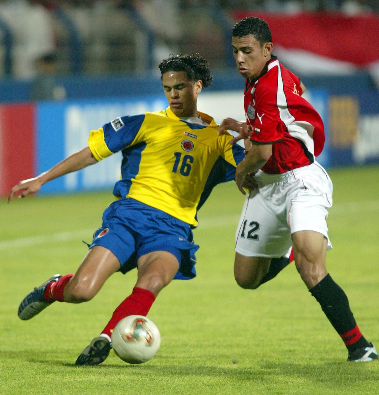 El colombiano Yulian Anchico (izq.) es desafiado por el egipcio Mohammed Abdul Wahab (der.) durante su partido del Grupo D del Campeonato Mundial Juvenil de la FIFA en Dubai el 29 de noviembre de 2003. (Foto de RABIH MOGHRABI / AFP)