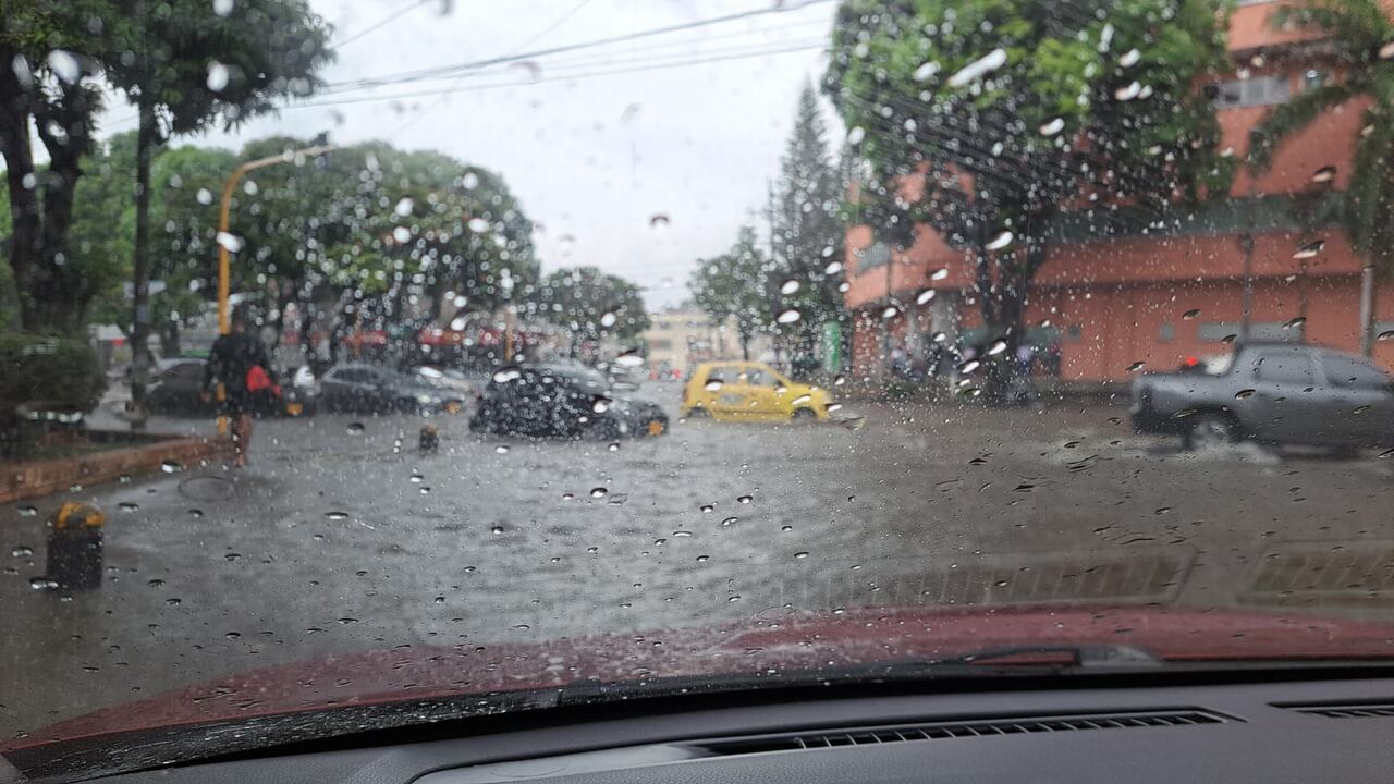 Inundadas quedaron algunas vías del sur de la ciudad.